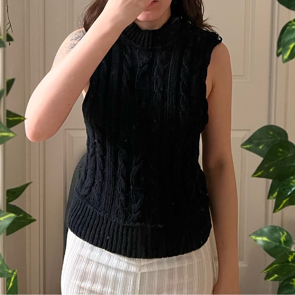 Comfy minimalist black vest - Picture 2 of 3